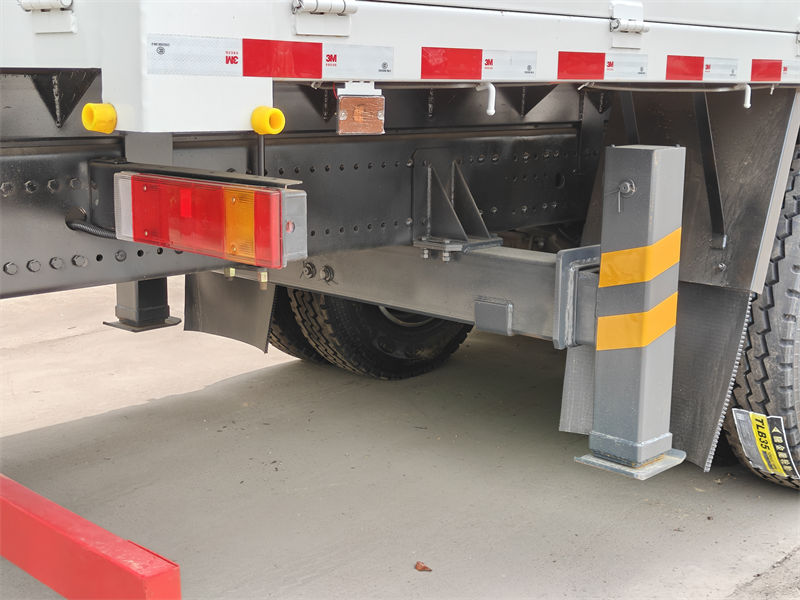 Howo 6x4 cargo truck with 20T crane