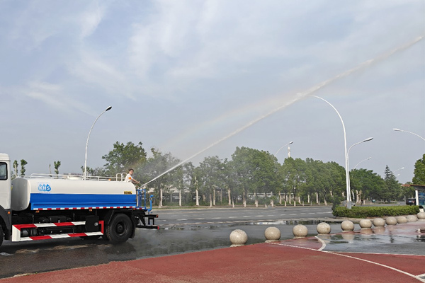 Water cannon jetting for fire extinguishing