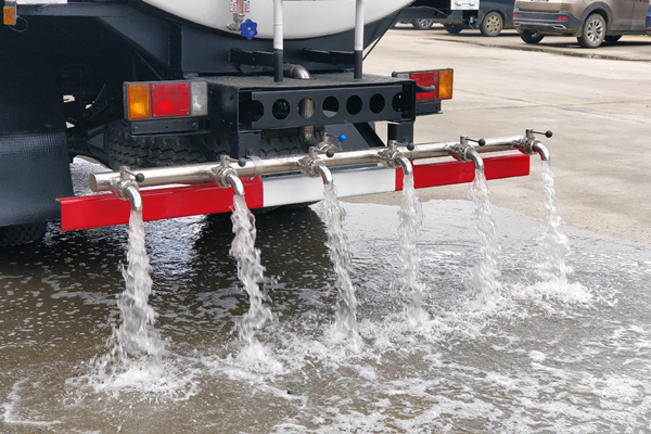 HOWO potable water truck rear nozzles for water distribution