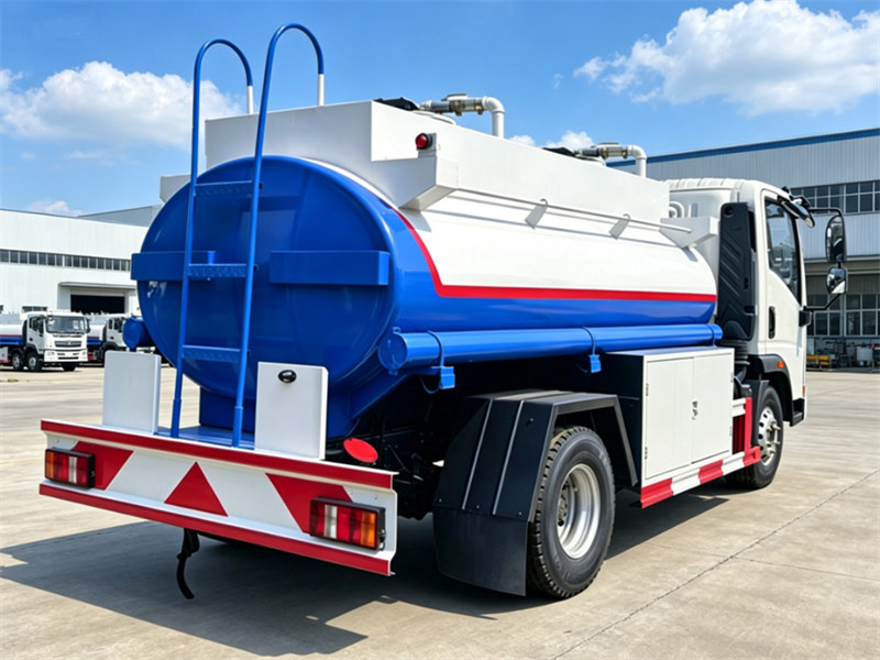 HOWO light 5000L fuel tank truck