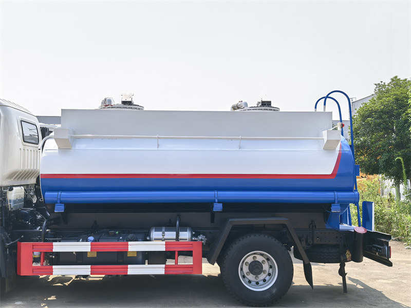 HOWO light 5000L fuel tank truck HOWO light 5000L fuel tank truck